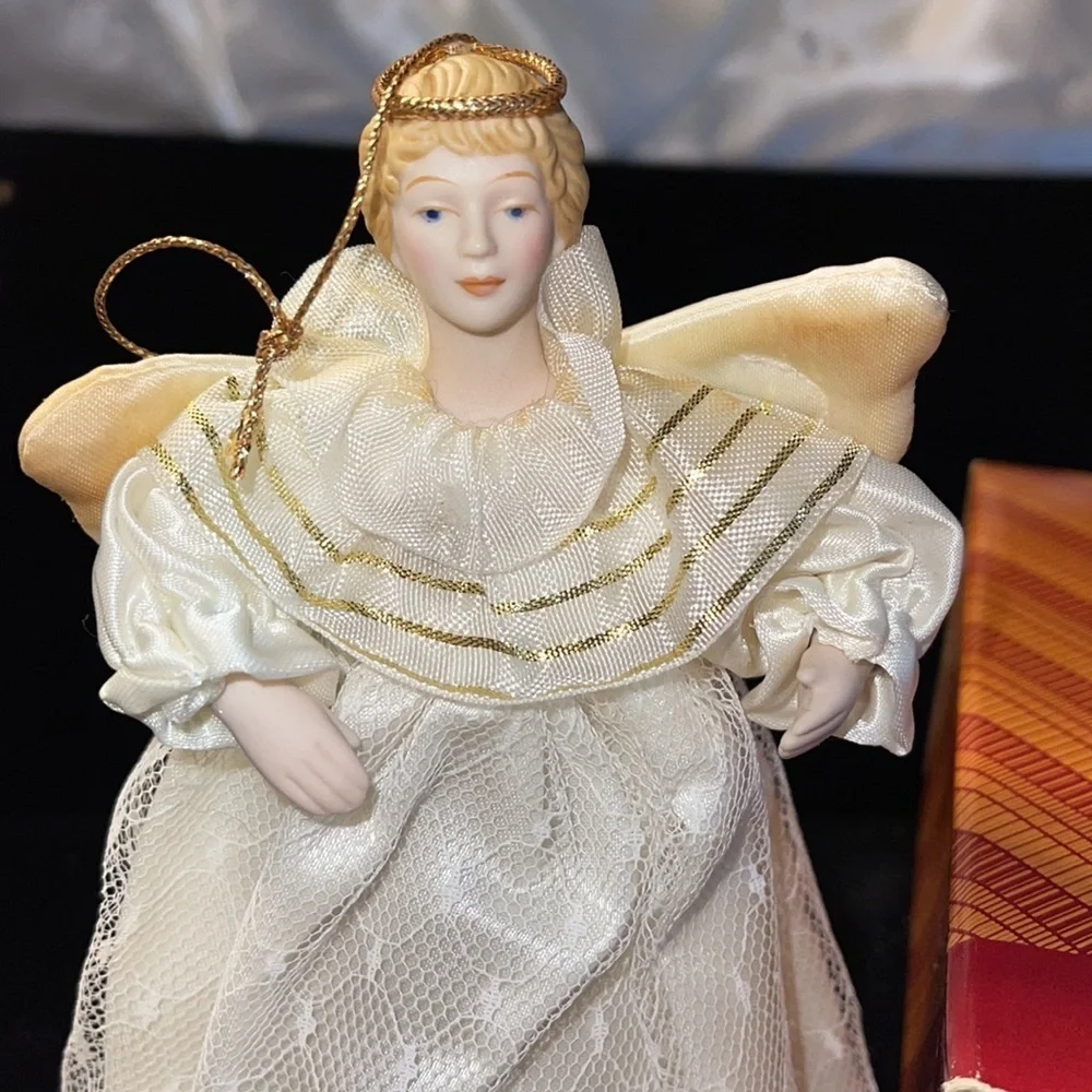 Avon Vtg Collectible Ornament “Victorian Angel” In orig box